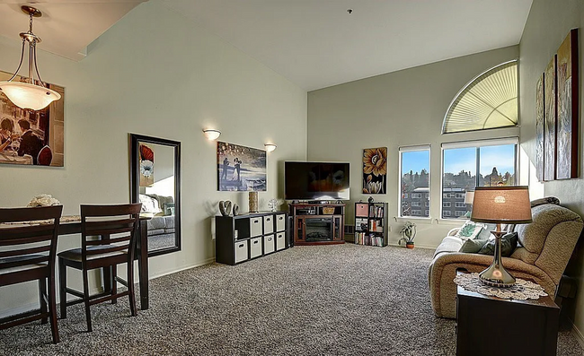 Building Photo - Cozy & Quiet Top Floor Studio