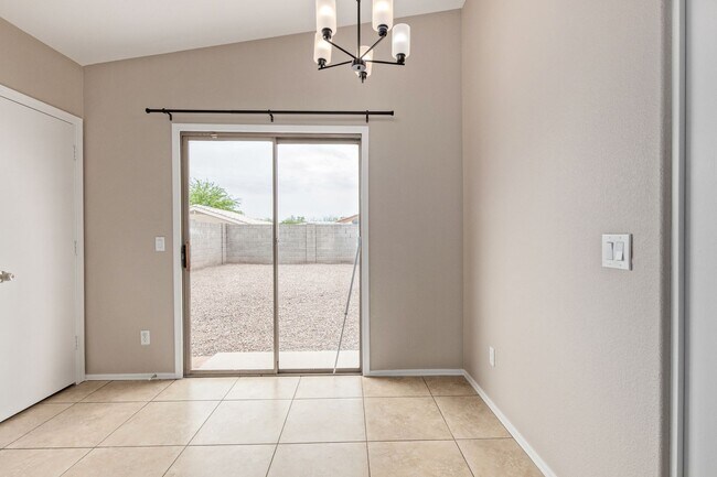 Building Photo - Freshly Remodeled Home in Apache Junction