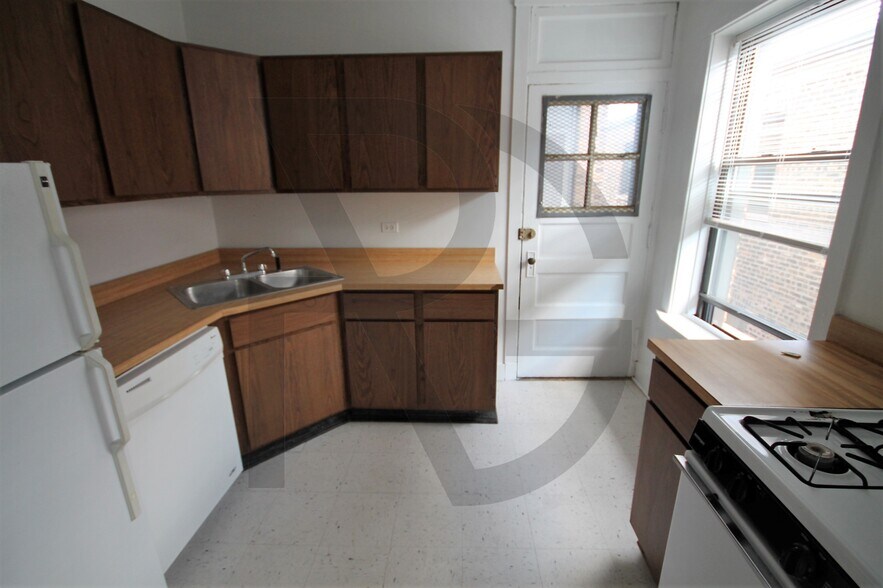 Building Photo - 3523 N Racine Ave