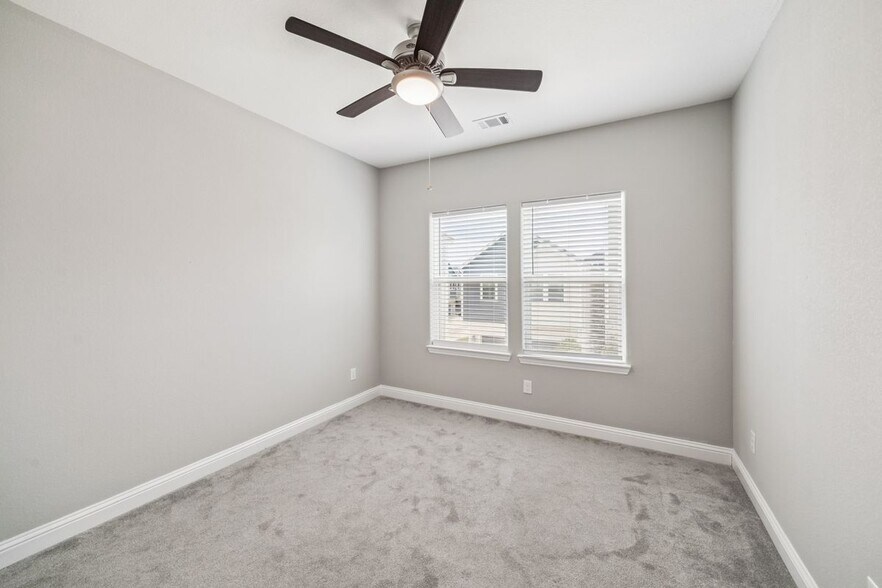 Building Photo - 5443 Camaguey St