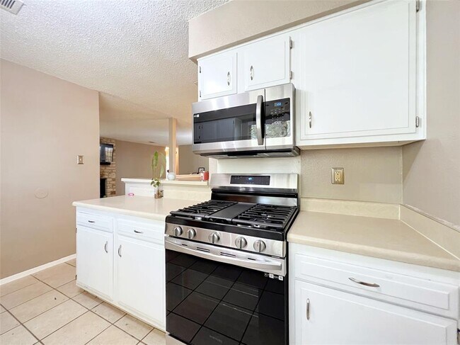 Building Photo - 9731 Anderson Village Dr