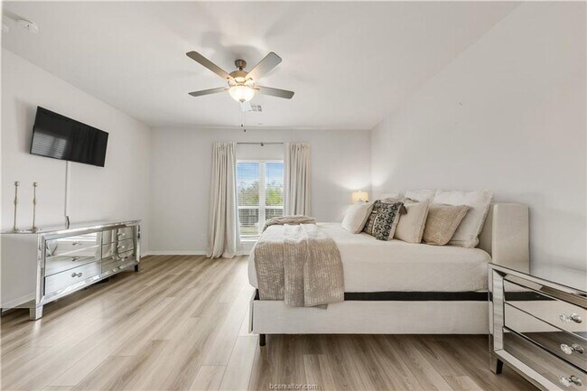 Building Photo - Gorgeous 2-Story on Quiet Cul de Sac