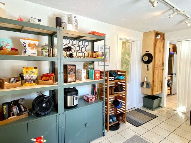 Building Photo - *Unfurnished* Charming Single-Story 3-Bedroom, 2-Bathroom Rancher with Stunning Yard