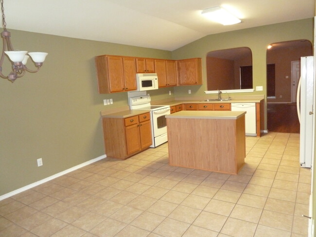 Dining Room &amp; Kitchen - 10731 Pony Mesa