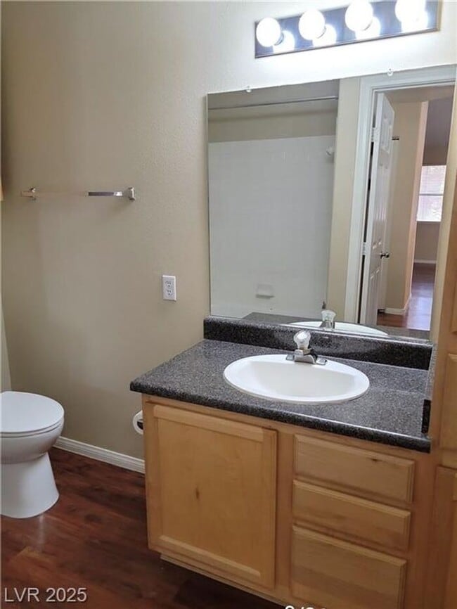 Building Photo - Bright Upstairs Unit with Vaulted Ceilings...