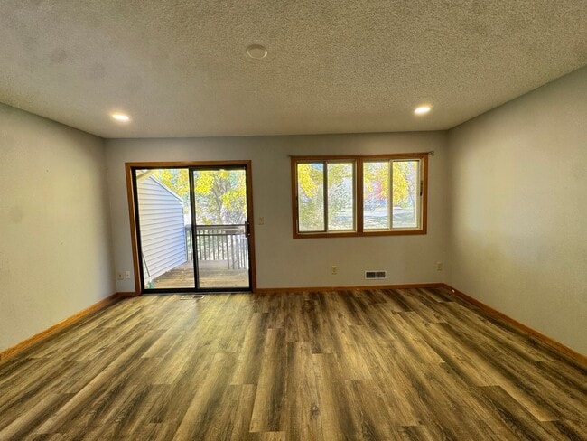 Building Photo - Charming 2 Bedroom Townhome in Cottage Gro...