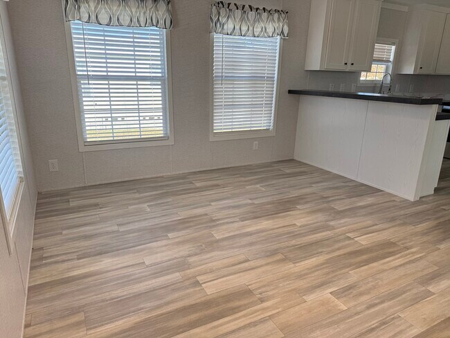 Building Photo - 6607 Lakewood Dr