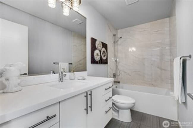 Building Photo - 732 26th Ave S