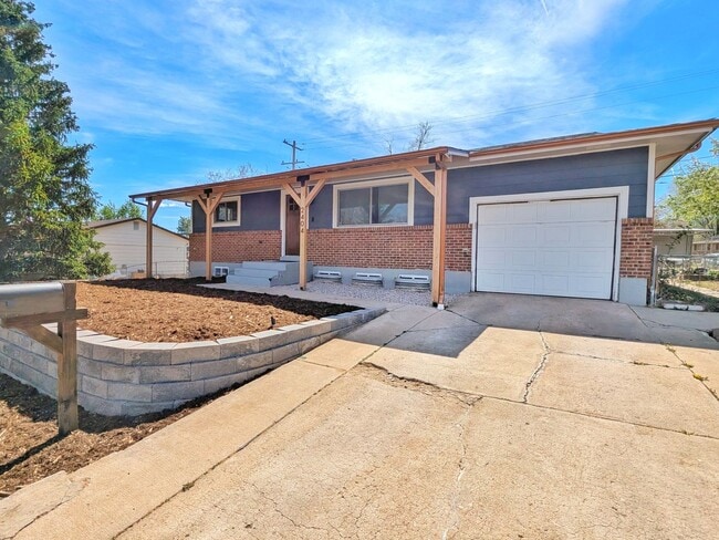 Building Photo - Charming 3 Bedroom 2 Bathroom Single Family Home