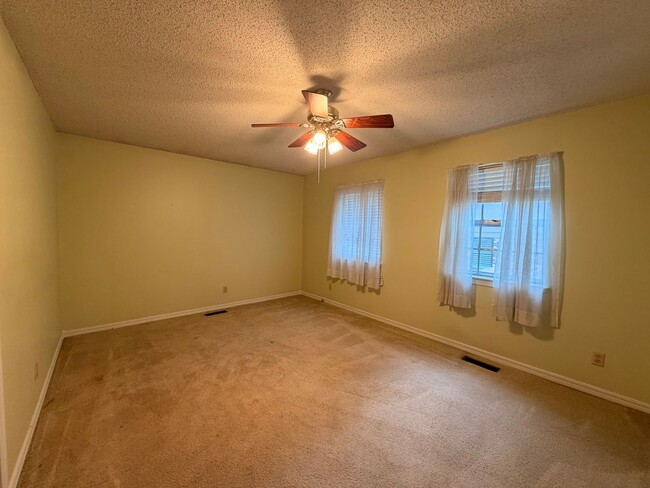 Building Photo - Discover a comfortable 3-bedroom, 2-bath home located on the west side of Russellville, AR.