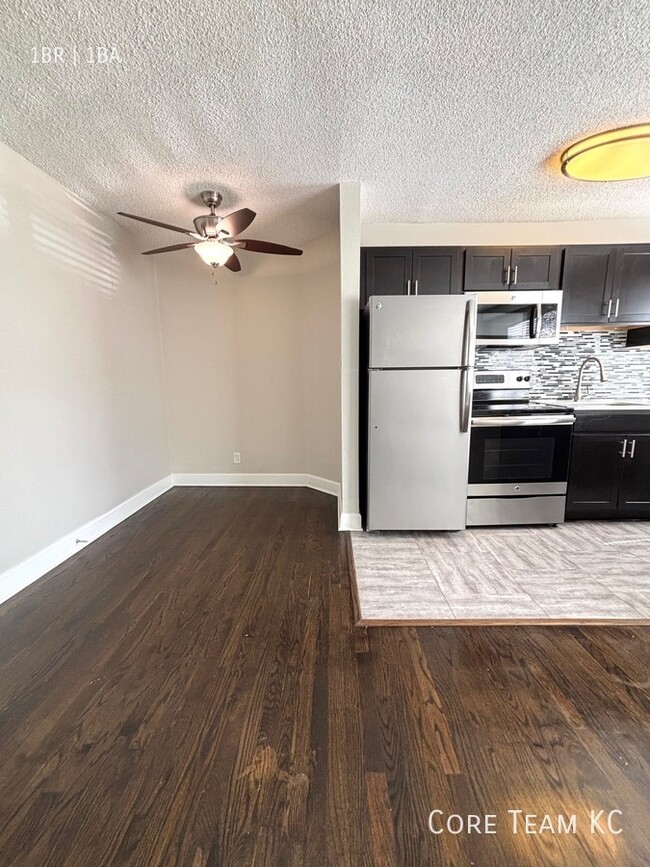 Primary Photo - Renovated 1 Bedroom in West Plaza! Pool & ...