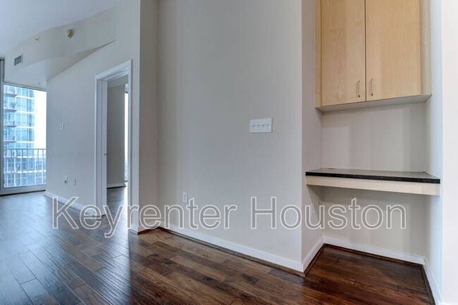 Building Photo - 5925 Almeda Rd