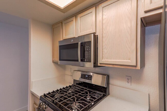 Building Photo - Beautifully Updated 2 Bed and 2 Bath Hende...