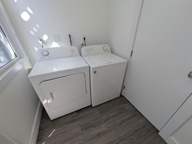 Building Photo - 1048_DIVIS