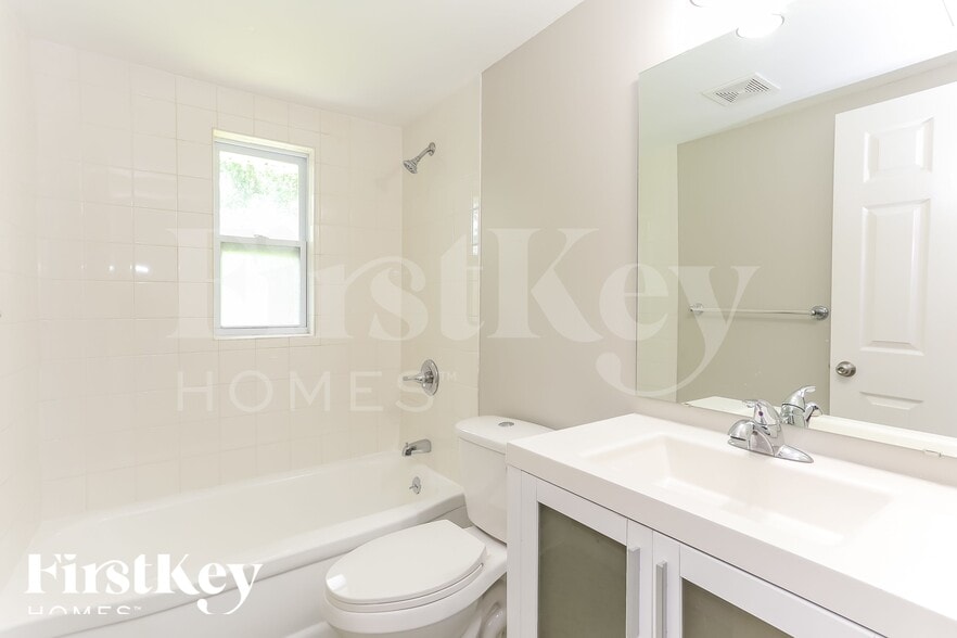 Building Photo - 447 W Clermont Dr