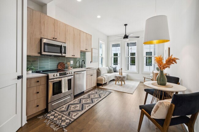 Building Photo - Designer Townhome Walking Distance to Summ...