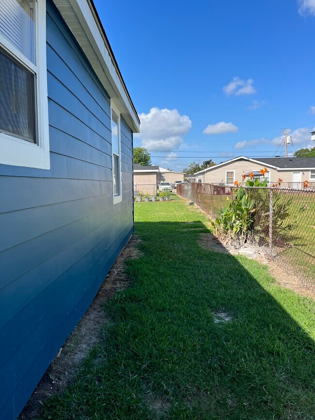 Building Photo - 2412 Rose Dr