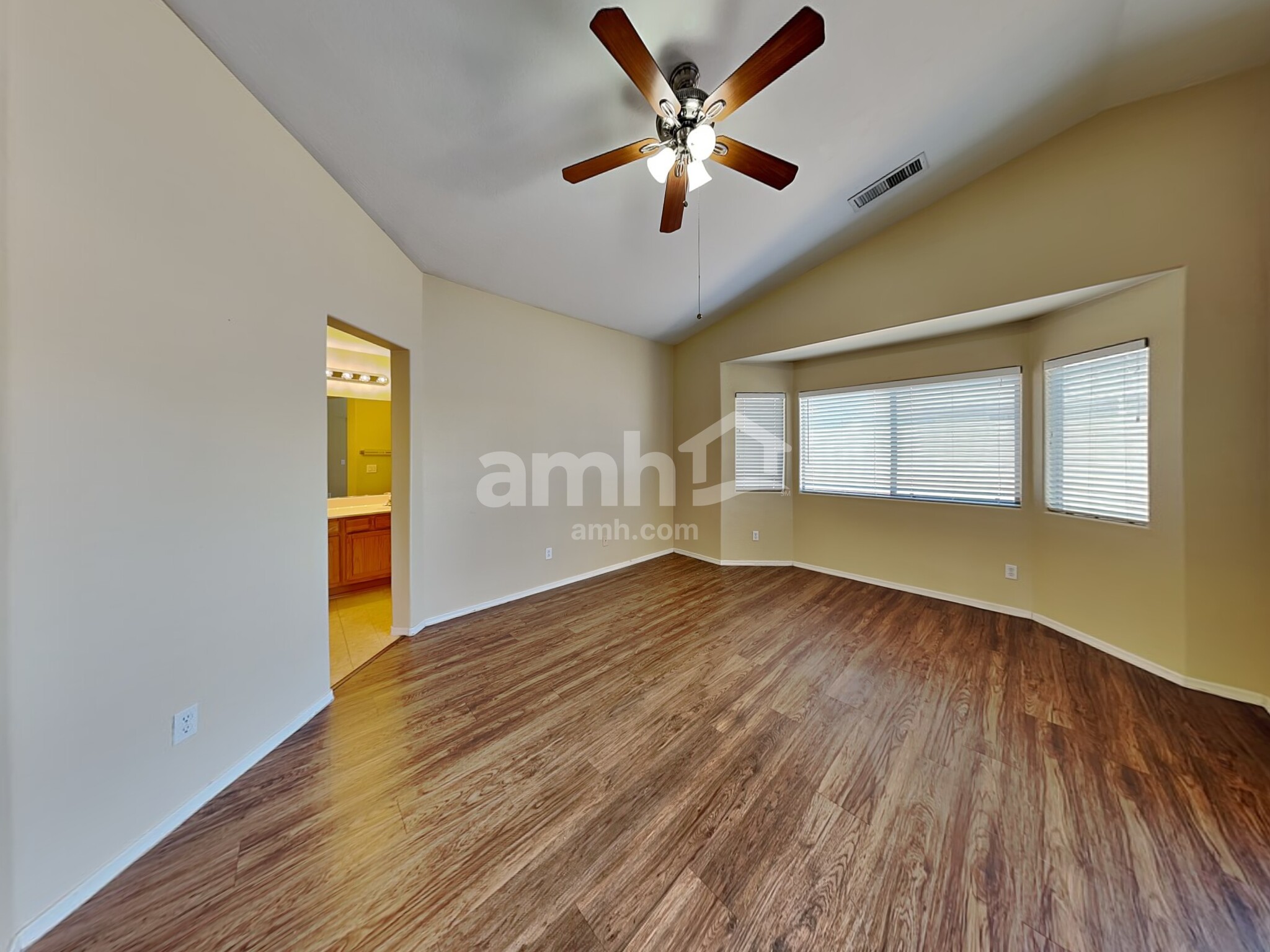 Building Photo - 10772 W Mountain View Dr