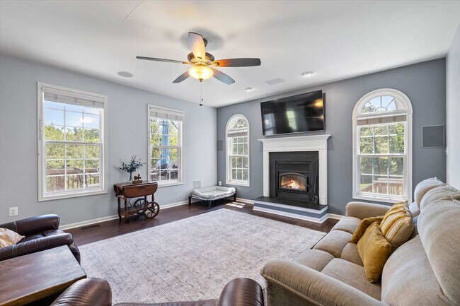 Building Photo - Gorgeous 5 Bed 3.5 Bathroom in Stafford, VA