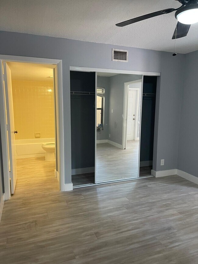 Building Photo - 602 Executive Center Dr