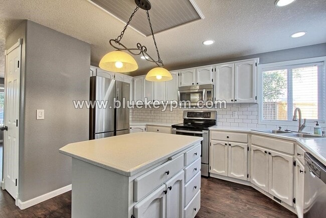 Building Photo - 4 Bed, 2.5 Bath Home in Cul-de-sac in Fisher's Landing East