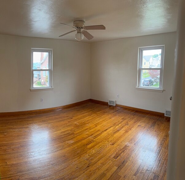 Building Photo - 1401 Elm St