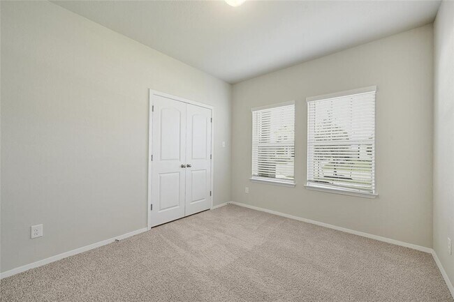 Building Photo - 215 Desperado Dr