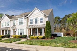 Building Photo - 3 Bedroom Corner Townhome!!! Available Early-Mid April****
