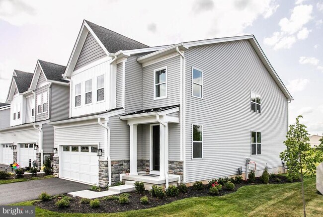 Building Photo - 665 Levering St