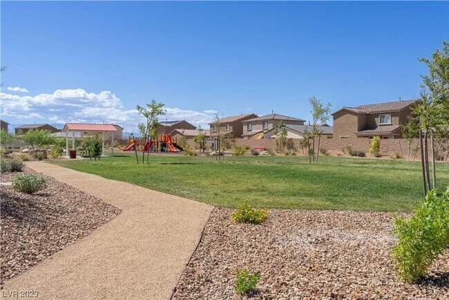 Building Photo - Bright, Modern 3 Bd, 3 bth, Home with Chef inspired Kitchen, 2 Living Spaces