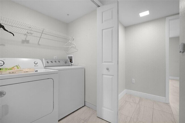 Building Photo - 13929 Fairway Island Dr