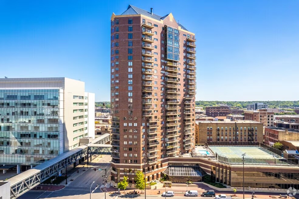 Building Photo - 300 Walnut St