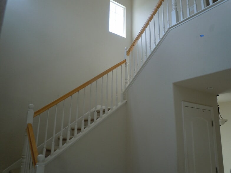 Building Photo - 537 W Esplanade Dr