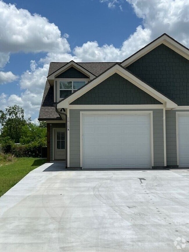 Building Photo - New 3B/2.5B Duplex Available in Lake Charles