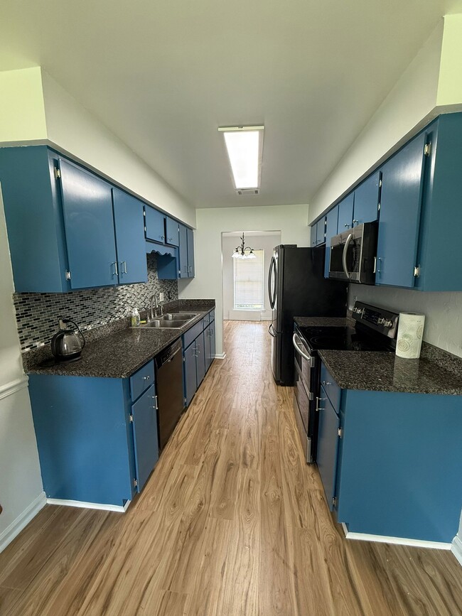 Building Photo - 908 Highland Dr