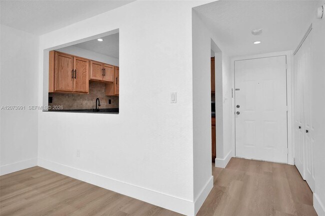 Building Photo - 9301 SW 92nd Ave