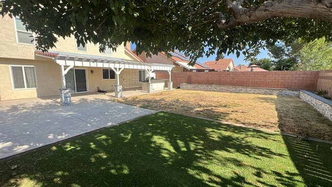 Building Photo - EAST PALMDALE HOME