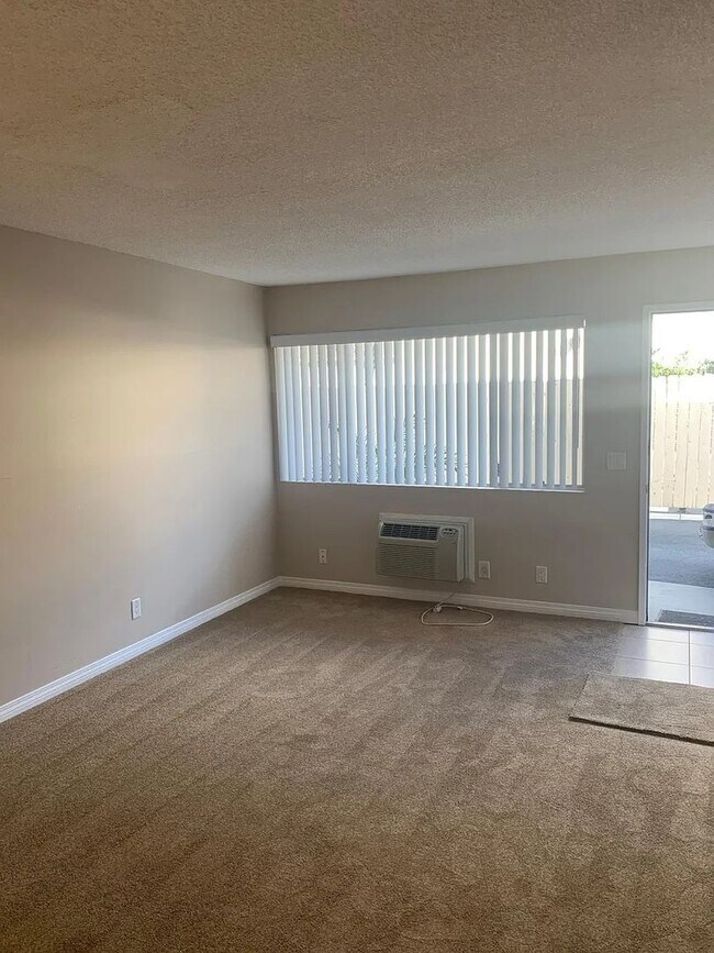 Building Photo - 2 Bed | 1.5 Bath Townhome – Private Backya...