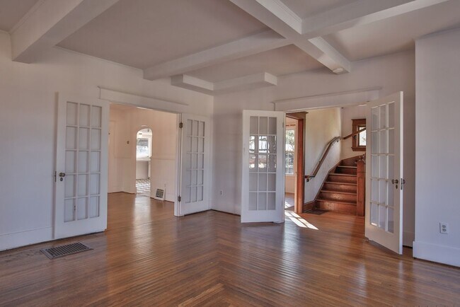 Building Photo - Gorgeous Vintage Home in Downtown Langley with Detached Guest Studio!!