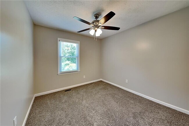Building Photo - 450 Sumer Ln N