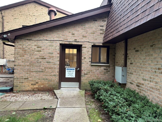 Building Photo - 13 Pinebrook Pl