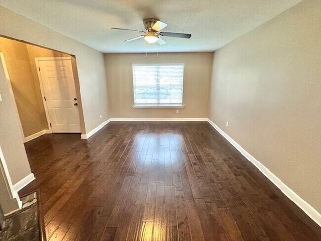 Building Photo - Stonebriar- Spacious 4 Bedroom 2.5 Bath Ho...