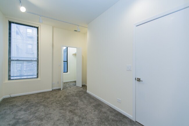 Building Photo - 2324 N Clark St