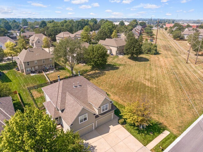 Building Photo - {13862} Spacious townhome in Prime Location + Maintenance Provided Community + Neighborhood Pool ...