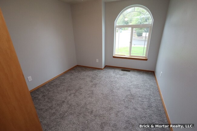 Building Photo - 3 Bedroom, 2 bath house with A/C!