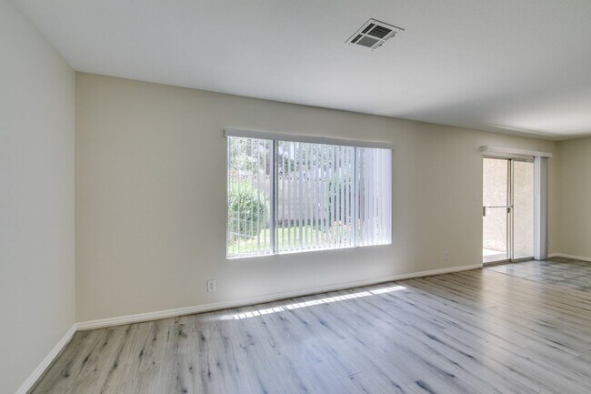 Building Photo - 2 Bedroom Townhome with 2 car attached garage in Henderson