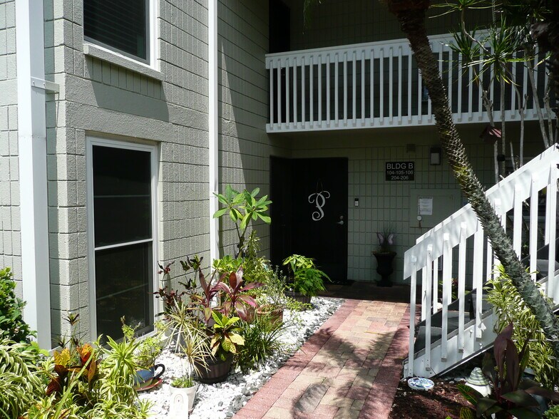 Front Entry - 2424 W Tampa Bay Blvd