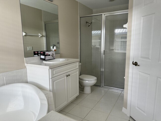 Building Photo - 3927 SW 16th Pl