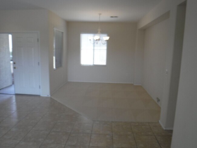 Building Photo - Sun City Anthem home right on the golf course!