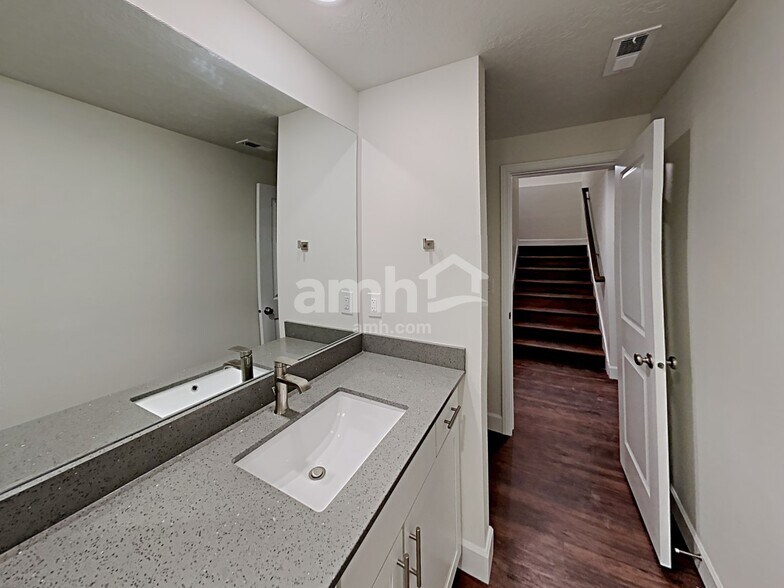 Building Photo - 2431 E Frontier St